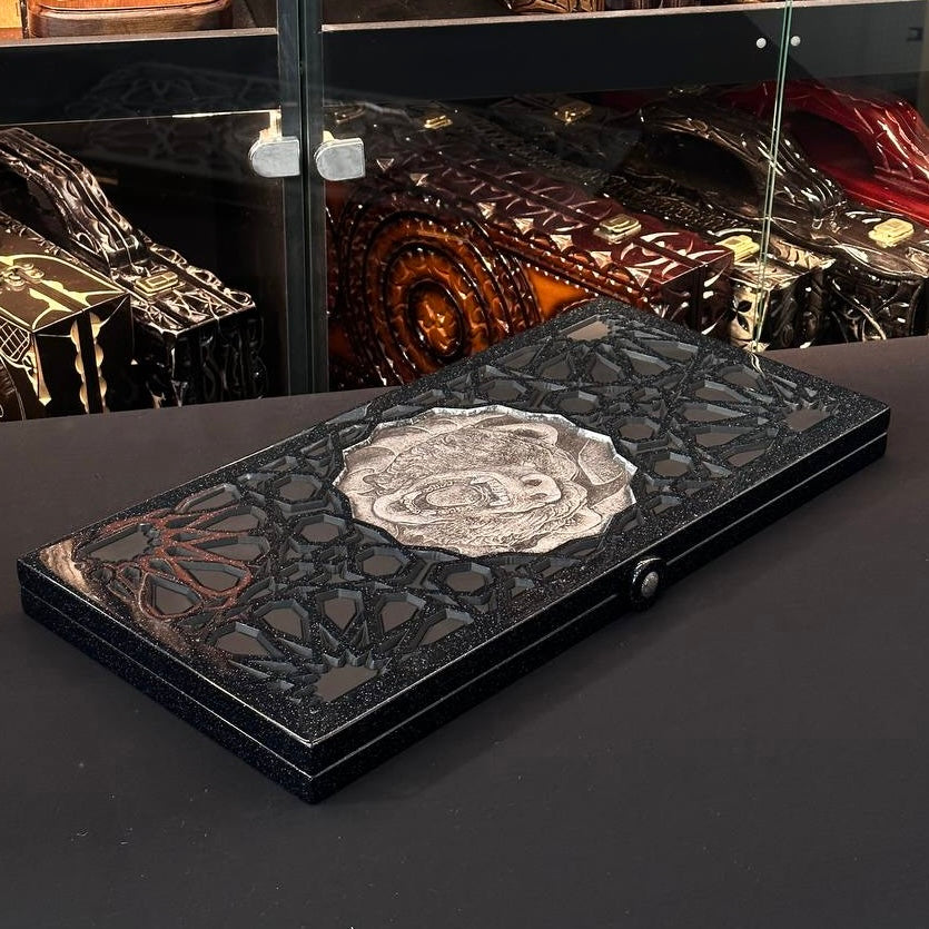 Backgammon artisanal en pierre acrylique avec motif de loup sculpté – « Silver Wolf », 58 x 28 x 5 cm | Réf. 190620