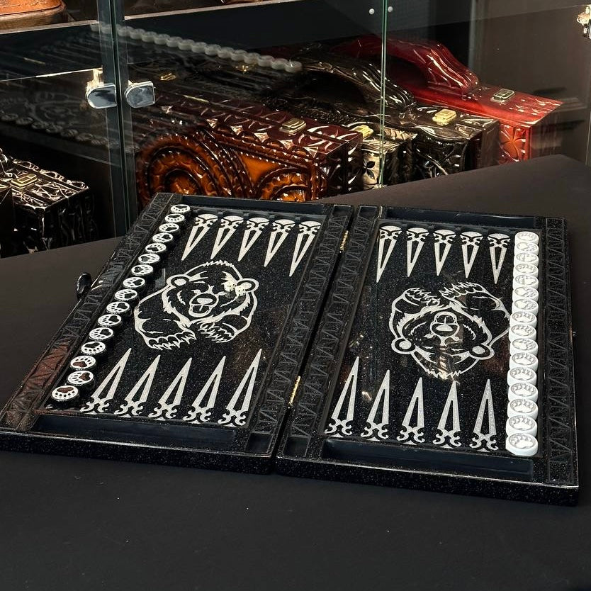 Backgammon artisanal en pierre acrylique avec motif de loup sculpté – « Silver Wolf », 58 x 28 x 5 cm | Réf. 190620