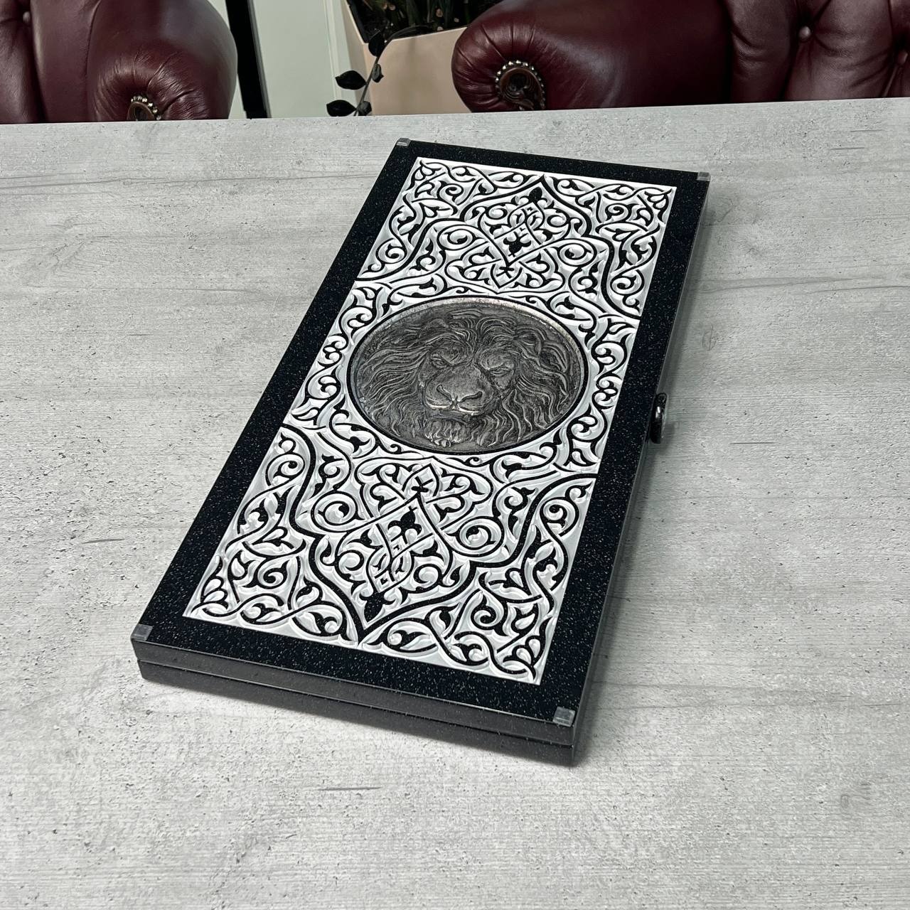 Backgammon de luxe en pierre acrylique noire "Silver Lion" 58×28cm, plateau en pierre Prêt à offrir