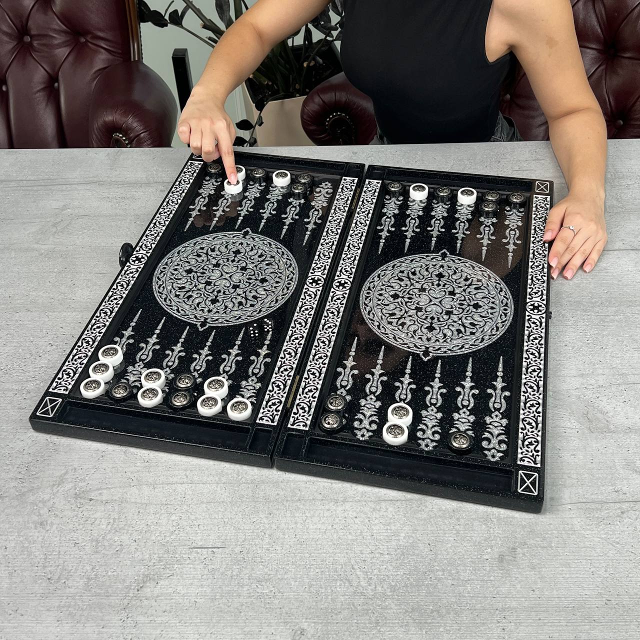 Backgammon de luxe en pierre acrylique noire "Silver Lion" 58×28cm, plateau en pierre Prêt à offrir