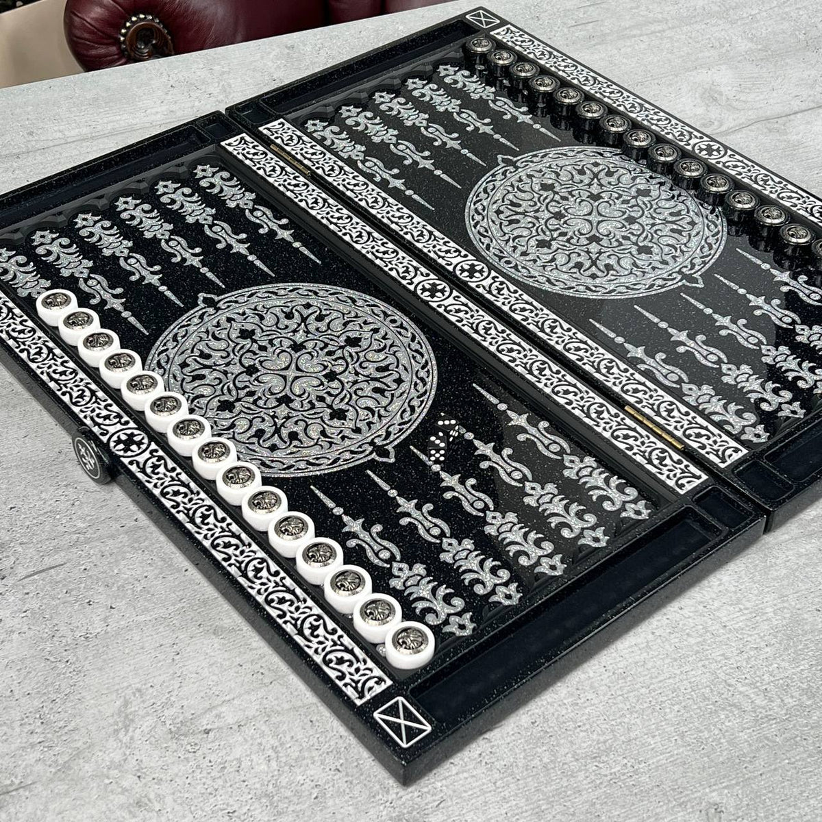 Backgammon de luxe en pierre acrylique noire "Silver Lion" 58×28cm, plateau en pierre Prêt à offrir