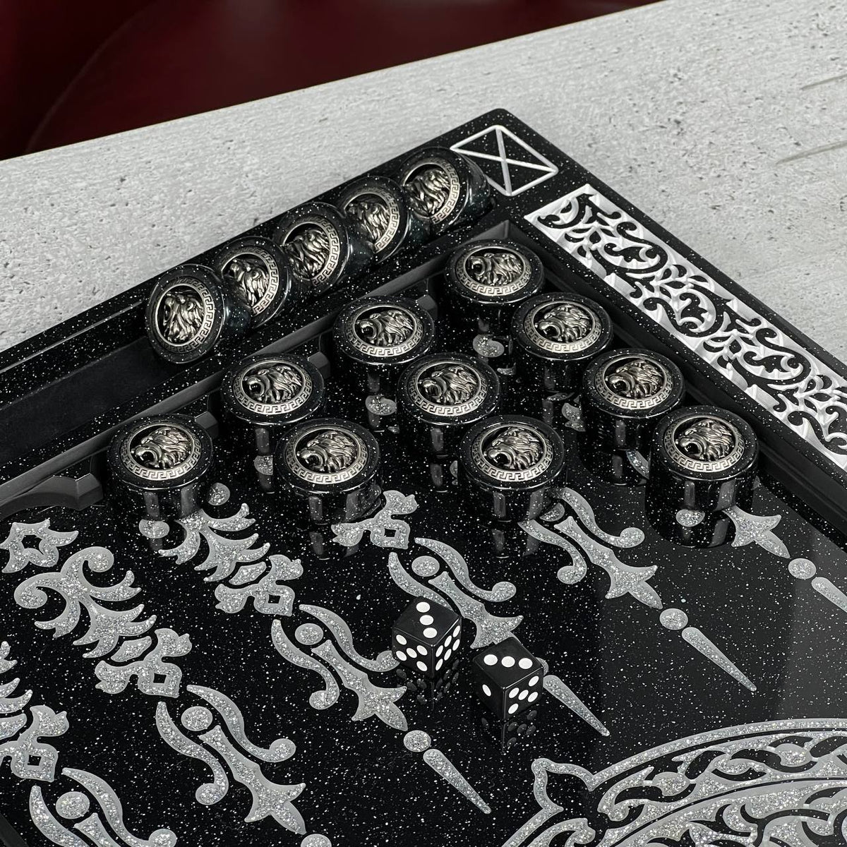 Backgammon de luxe en pierre acrylique noire "Silver Lion" 58×28cm, plateau en pierre Prêt à offrir