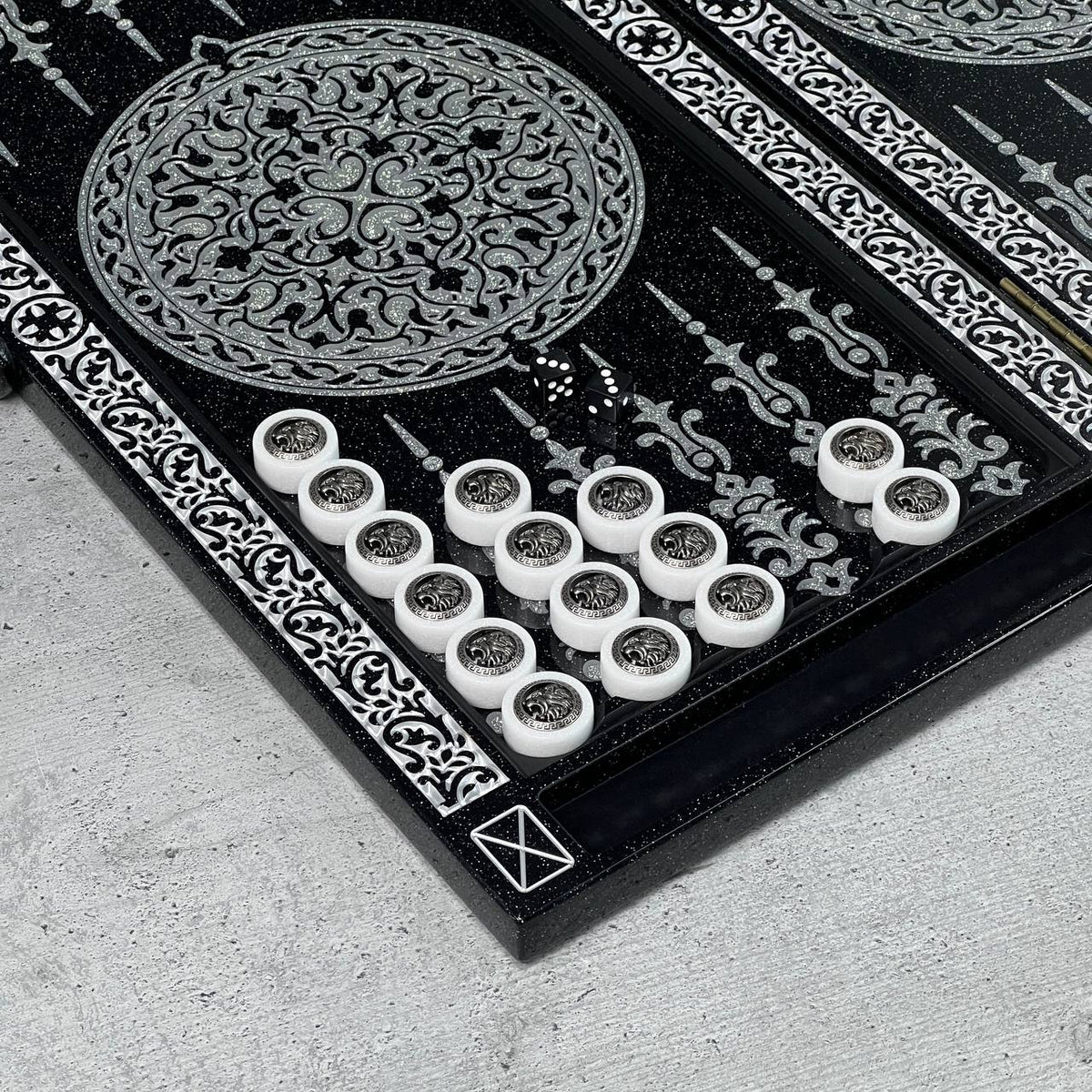 Backgammon de luxe en pierre acrylique noire "Silver Lion" 58×28cm, plateau en pierre Prêt à offrir