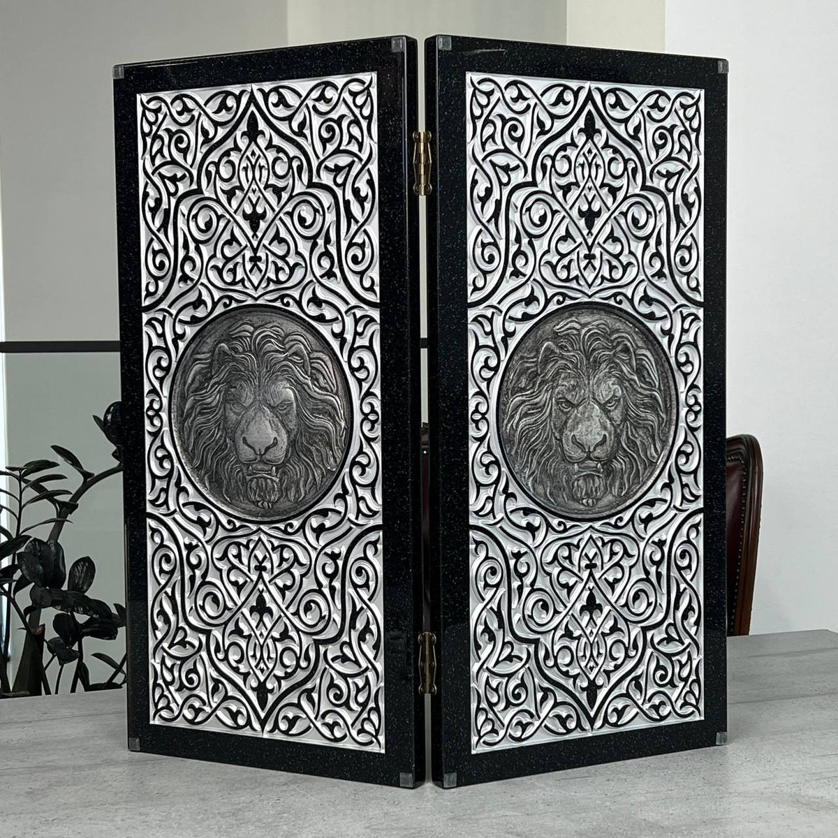 Backgammon de luxe en pierre acrylique noire "Silver Lion" 58×28cm, plateau en pierre Prêt à offrir