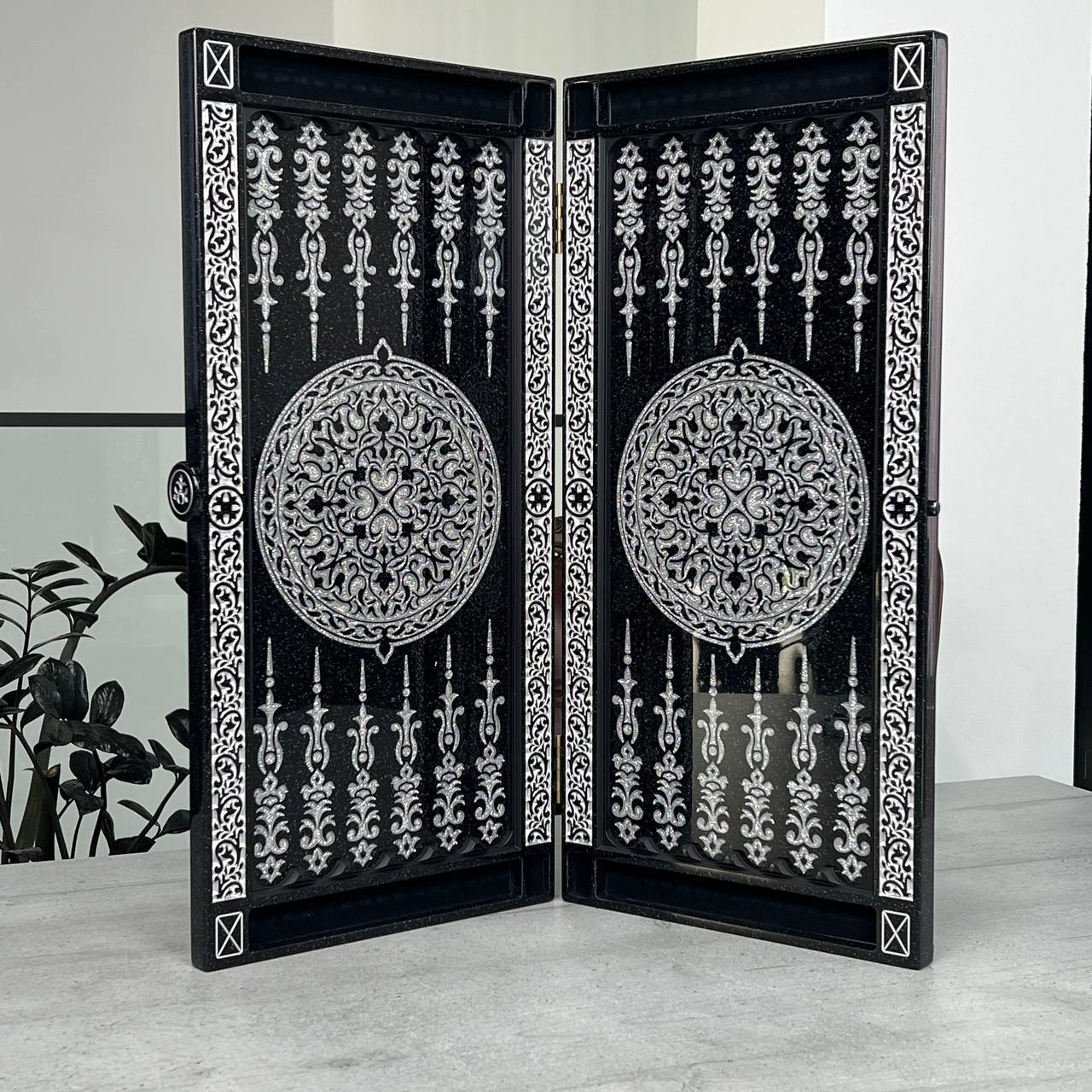 Backgammon de luxe en pierre acrylique noire "Silver Lion" 58×28cm, plateau en pierre Prêt à offrir