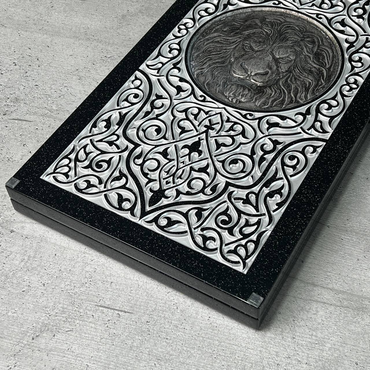 Backgammon de luxe en pierre acrylique noire "Silver Lion" 58×28cm, plateau en pierre Prêt à offrir