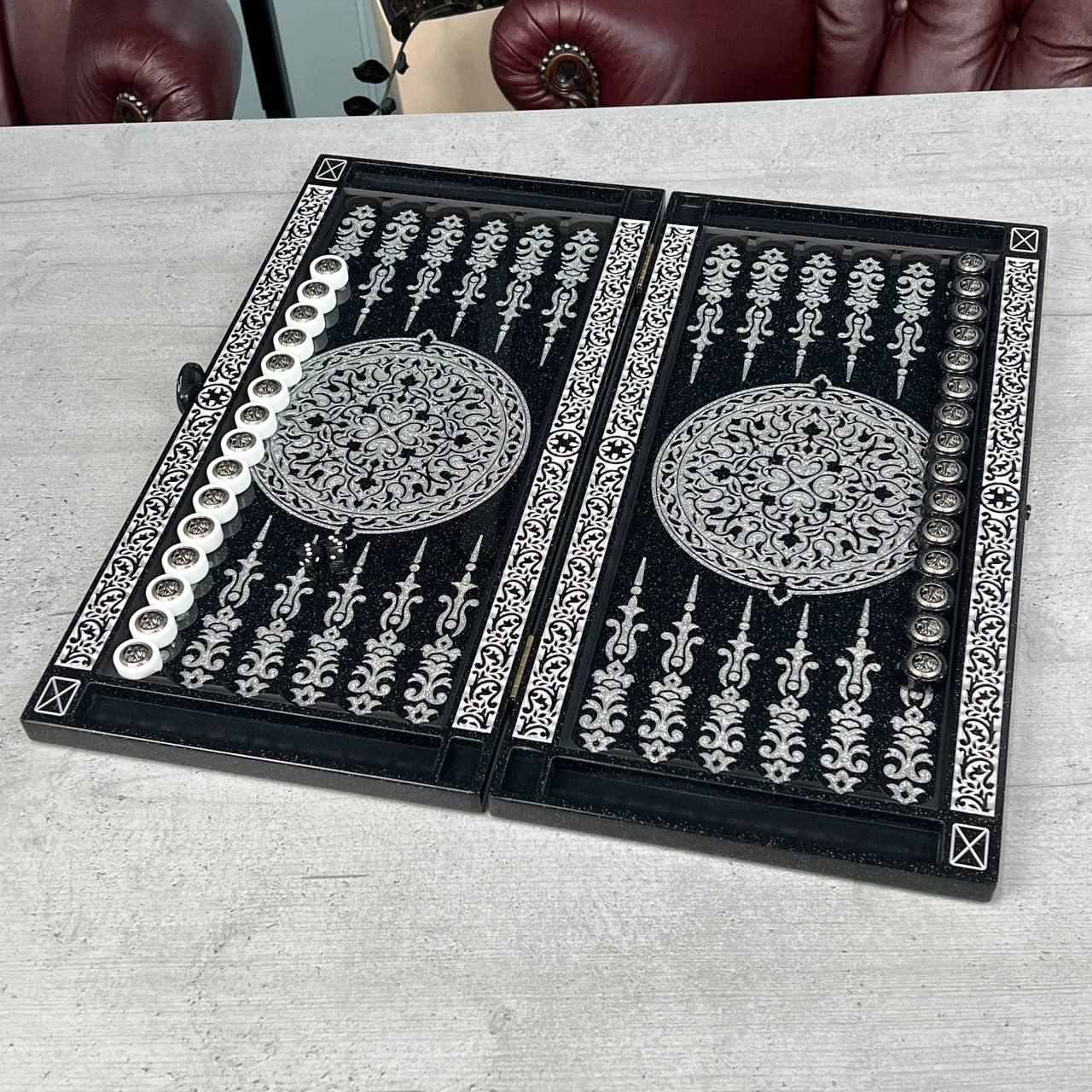Backgammon de luxe en pierre acrylique noire "Silver Lion" 58×28cm, plateau en pierre Prêt à offrir