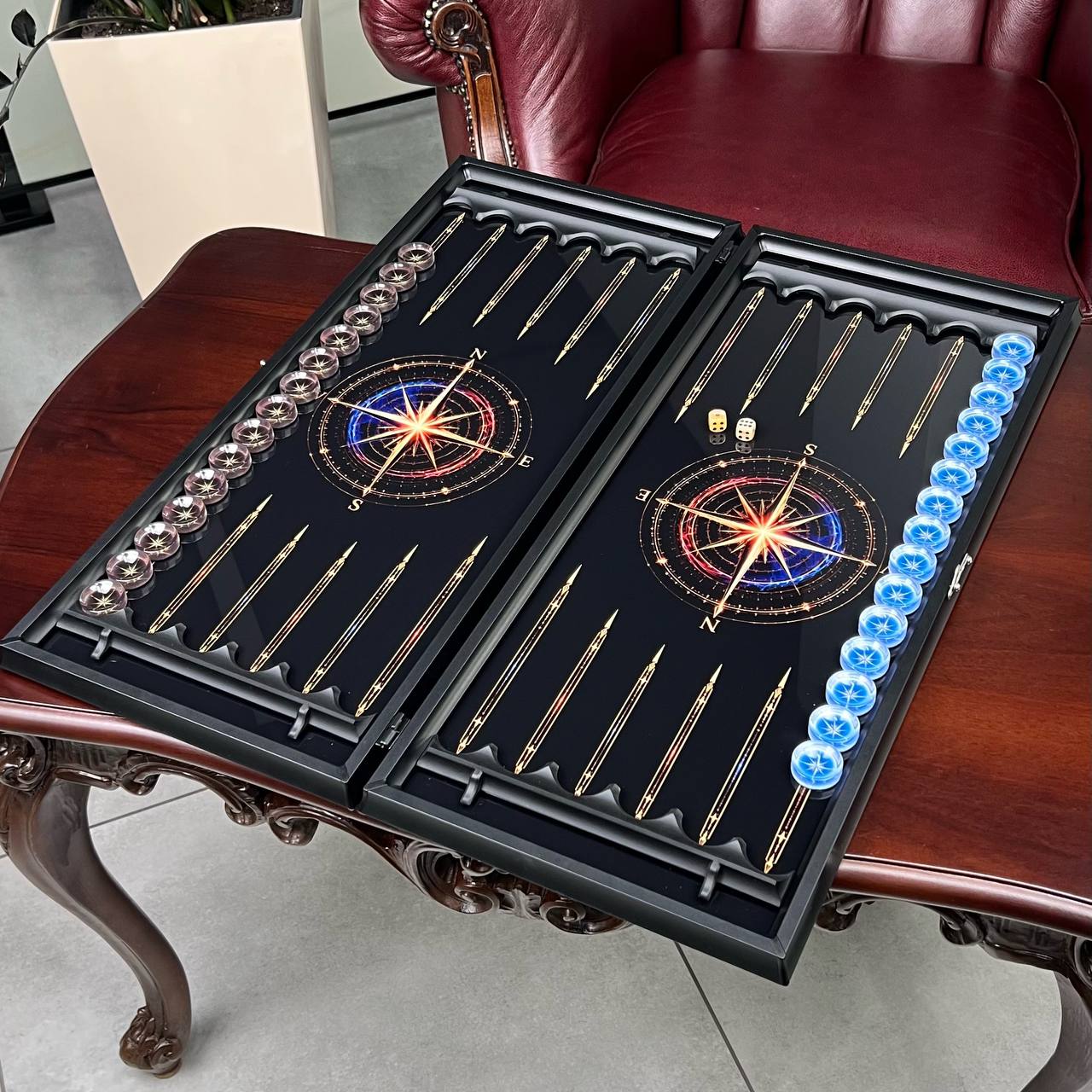Superbe backgammon en verre « Lion » – 61 × 27 cm, réf. 250058. Personnalisé. Prêt à offrir | Livraison gratuite dans le monde entier.
