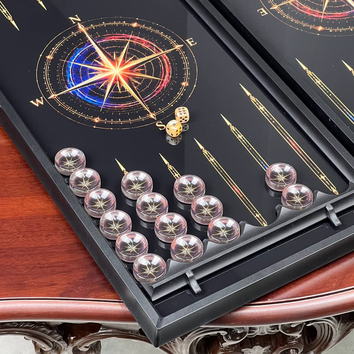 Superbe backgammon en verre « Lion » – 61 × 27 cm, réf. 250058. Personnalisé. Prêt à offrir | Livraison gratuite dans le monde entier.