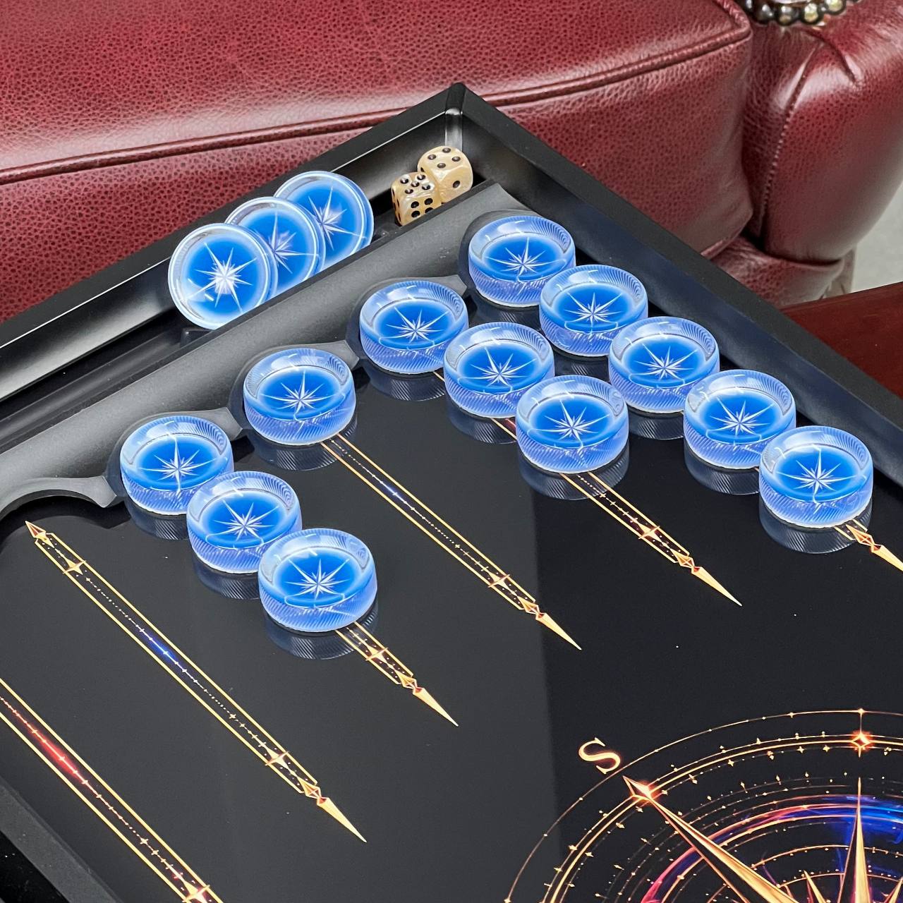 Superbe backgammon en verre « Lion » – 61 × 27 cm, réf. 250058. Personnalisé. Prêt à offrir | Livraison gratuite dans le monde entier.