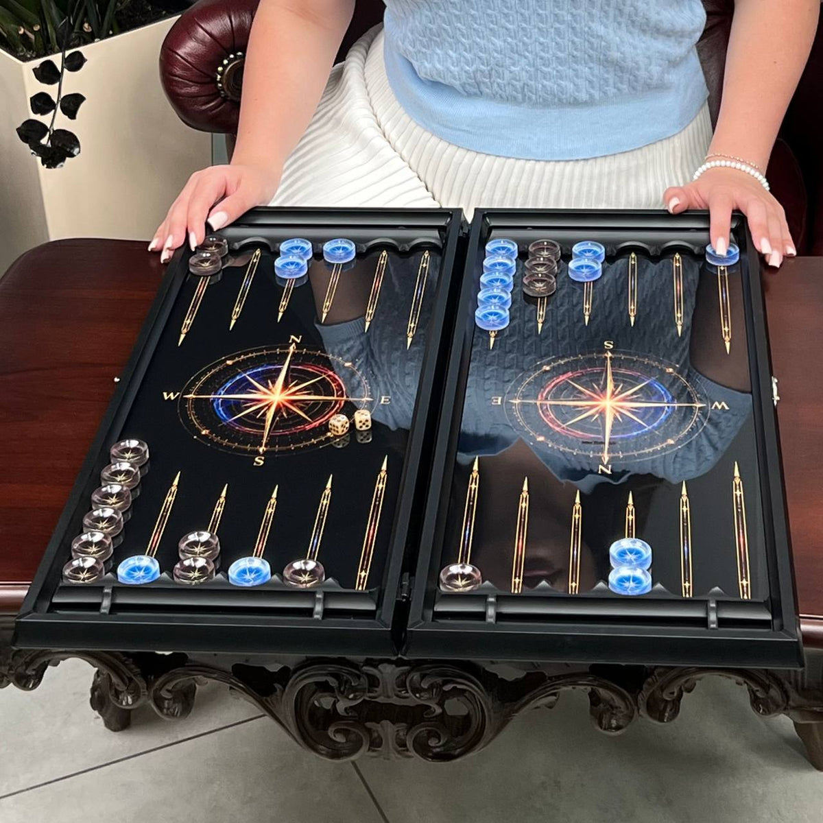 Superbe backgammon en verre « Lion » – 61 × 27 cm, réf. 250058. Personnalisé. Prêt à offrir | Livraison gratuite dans le monde entier.
