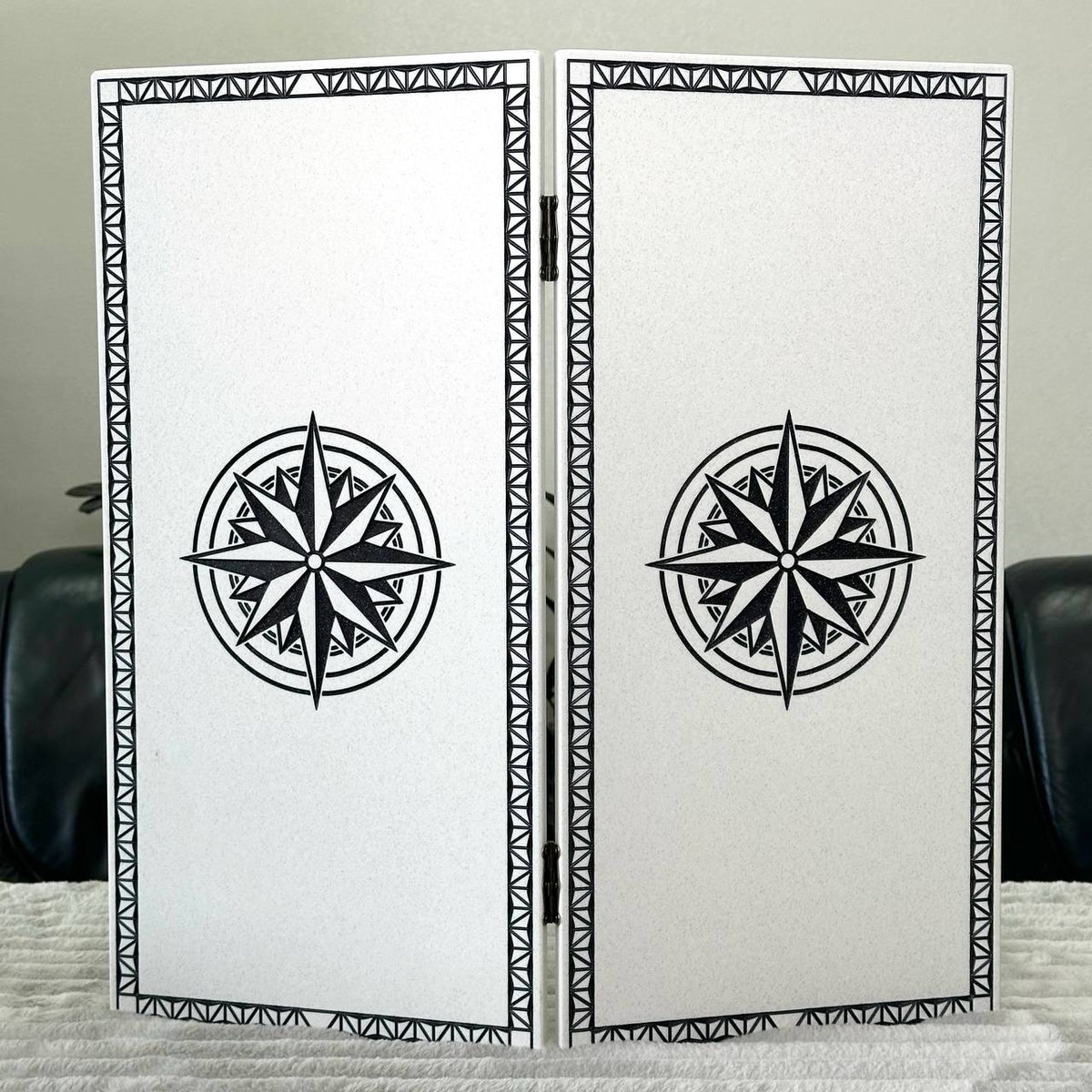 Luxuriöses handgefertigtes Backgammon-Set aus weißem Acrylstein, 58×28 cm, Art. 190655, Geschenkfertig