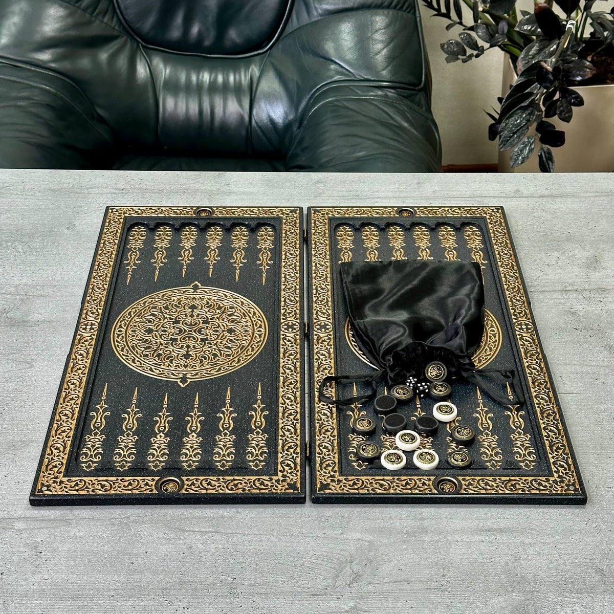 Luxus Backgammon aus schwarzem Acrylstein "Goldener Löwe" 58 x 28 cm, leichte Version, Geschenkfertig | Kostenlose weltweite Lieferung