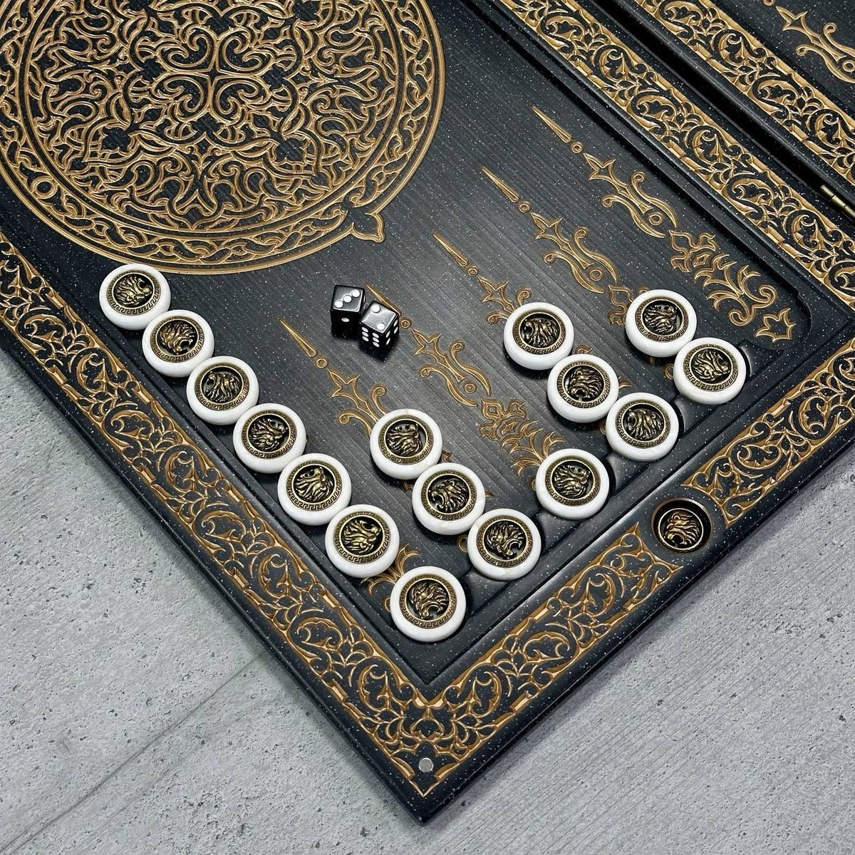 Luxus Backgammon aus schwarzem Acrylstein "Goldener Löwe" 58 x 28 cm, leichte Version, Geschenkfertig | Kostenlose weltweite Lieferung
