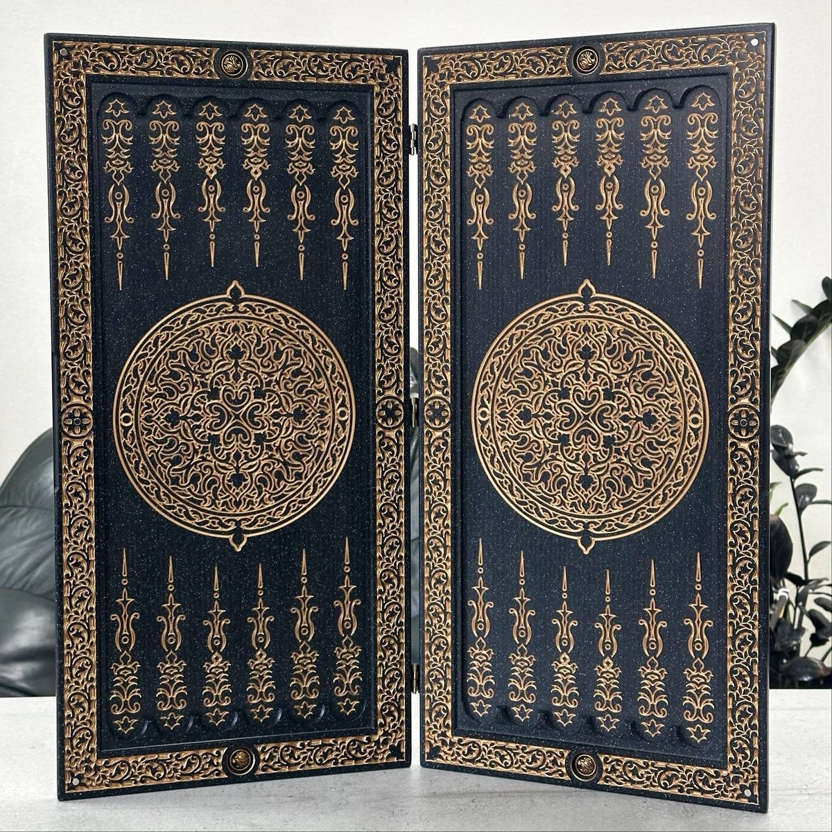 Luxus Backgammon aus schwarzem Acrylstein "Goldener Löwe" 58 x 28 cm, leichte Version, Geschenkfertig | Kostenlose weltweite Lieferung