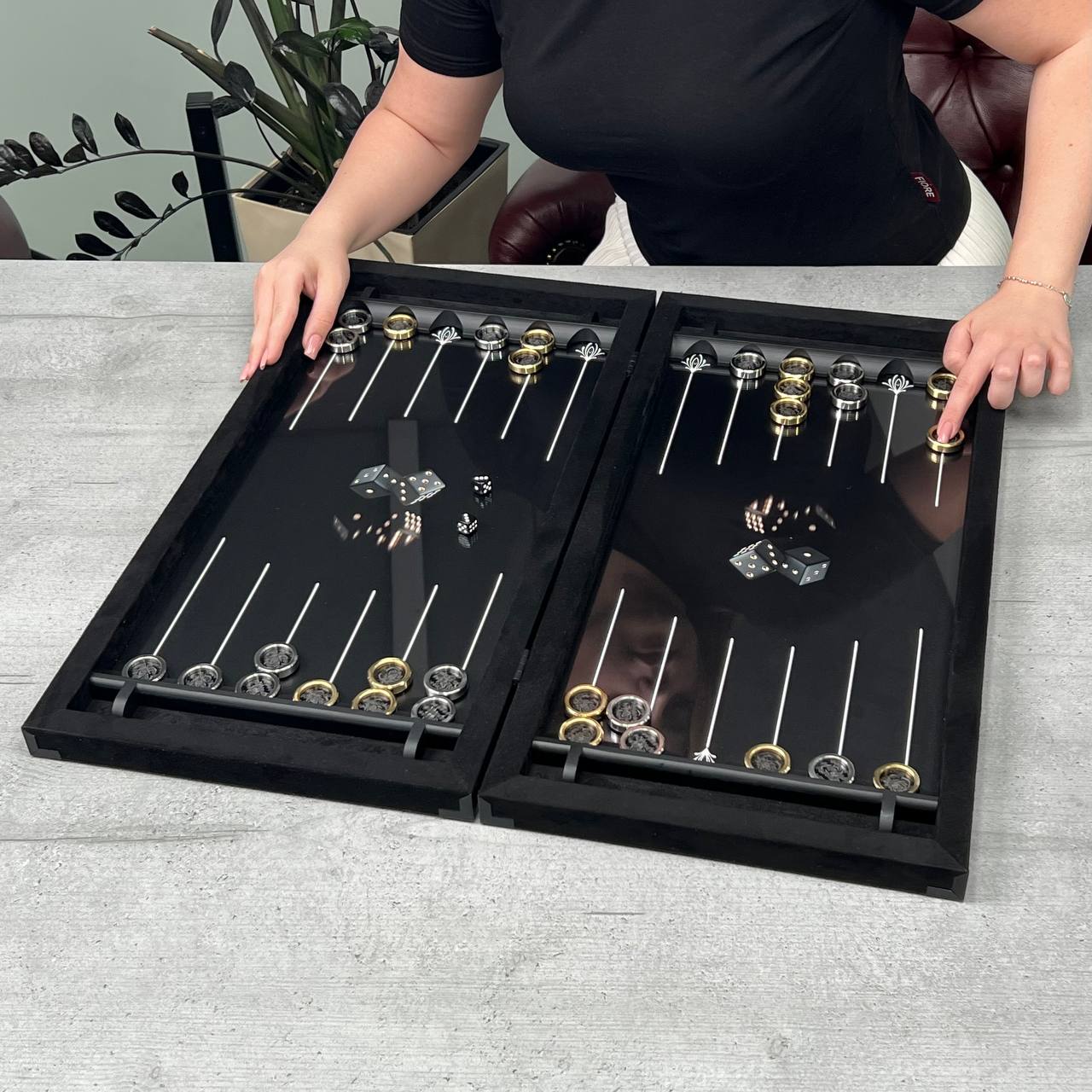 Ensemble de backgammon luxueux fait main en métal et carbone 60*30cm avec pièces en métal, prêt à offrir VIP