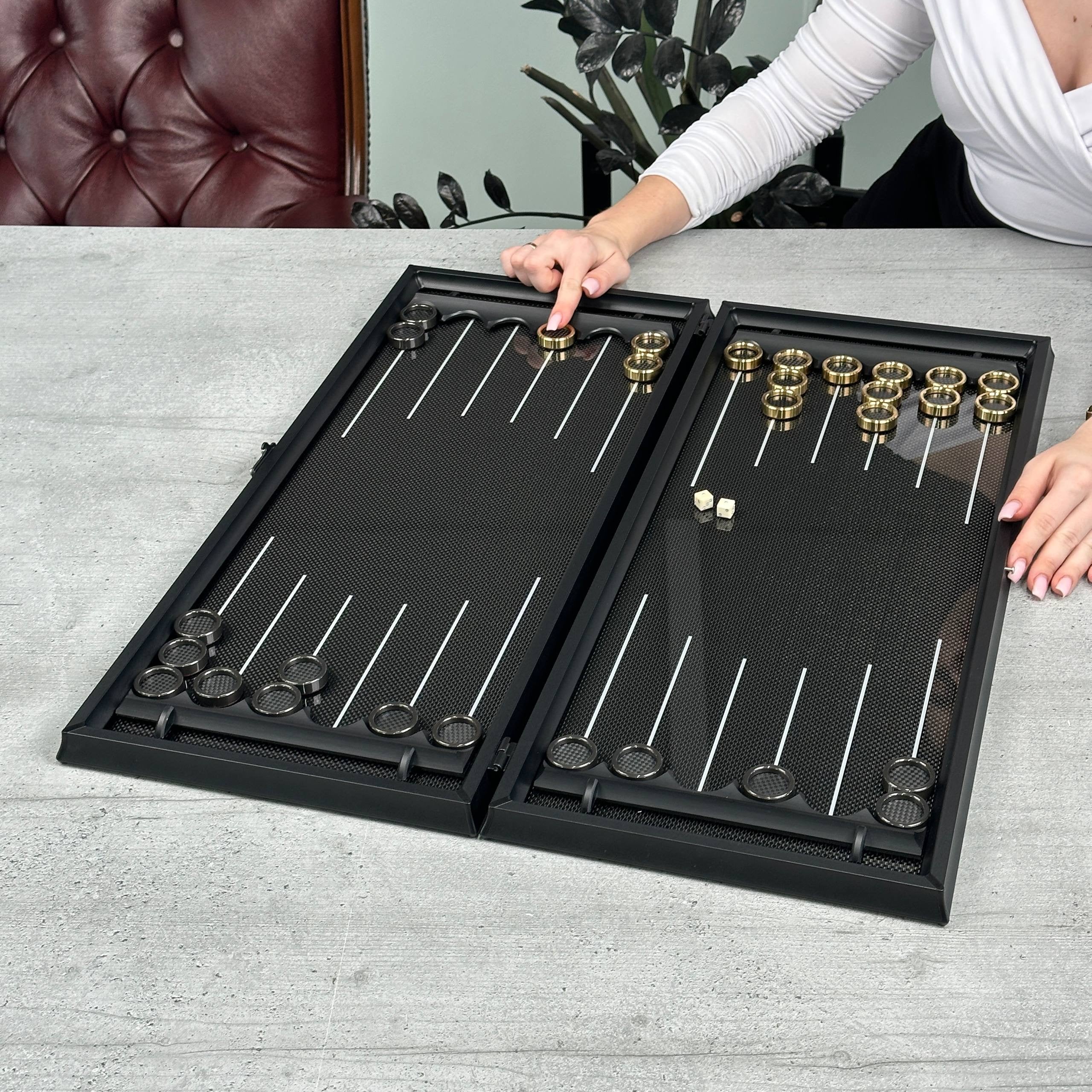 Jeu de backgammon de luxe en carbone avec base en aluminium, 61 x 26,5 cm, prêt à offrir