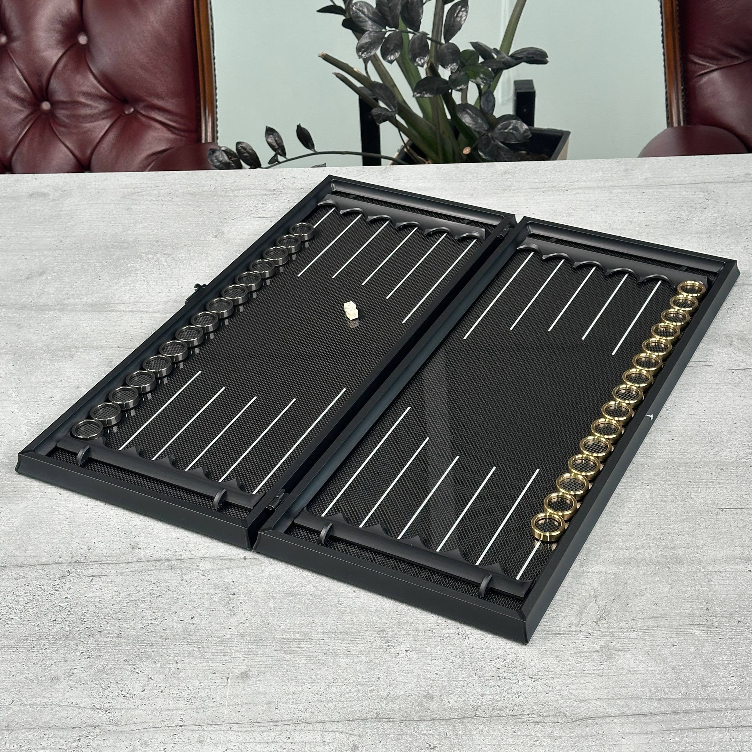 Jeu de backgammon de luxe en carbone avec base en aluminium, 61 x 26,5 cm, prêt à offrir