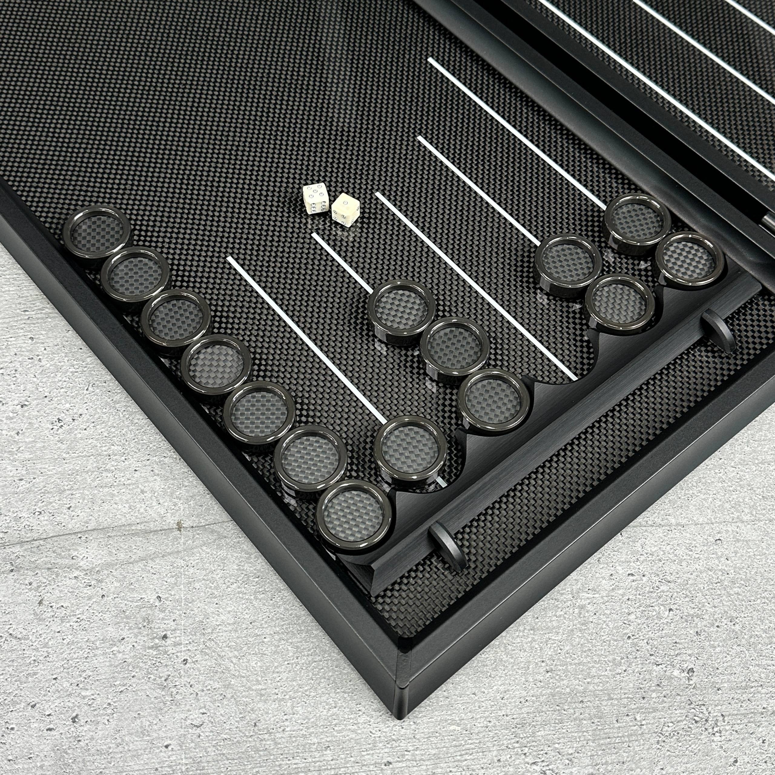 Jeu de backgammon de luxe en carbone avec base en aluminium, 61 x 26,5 cm, prêt à offrir