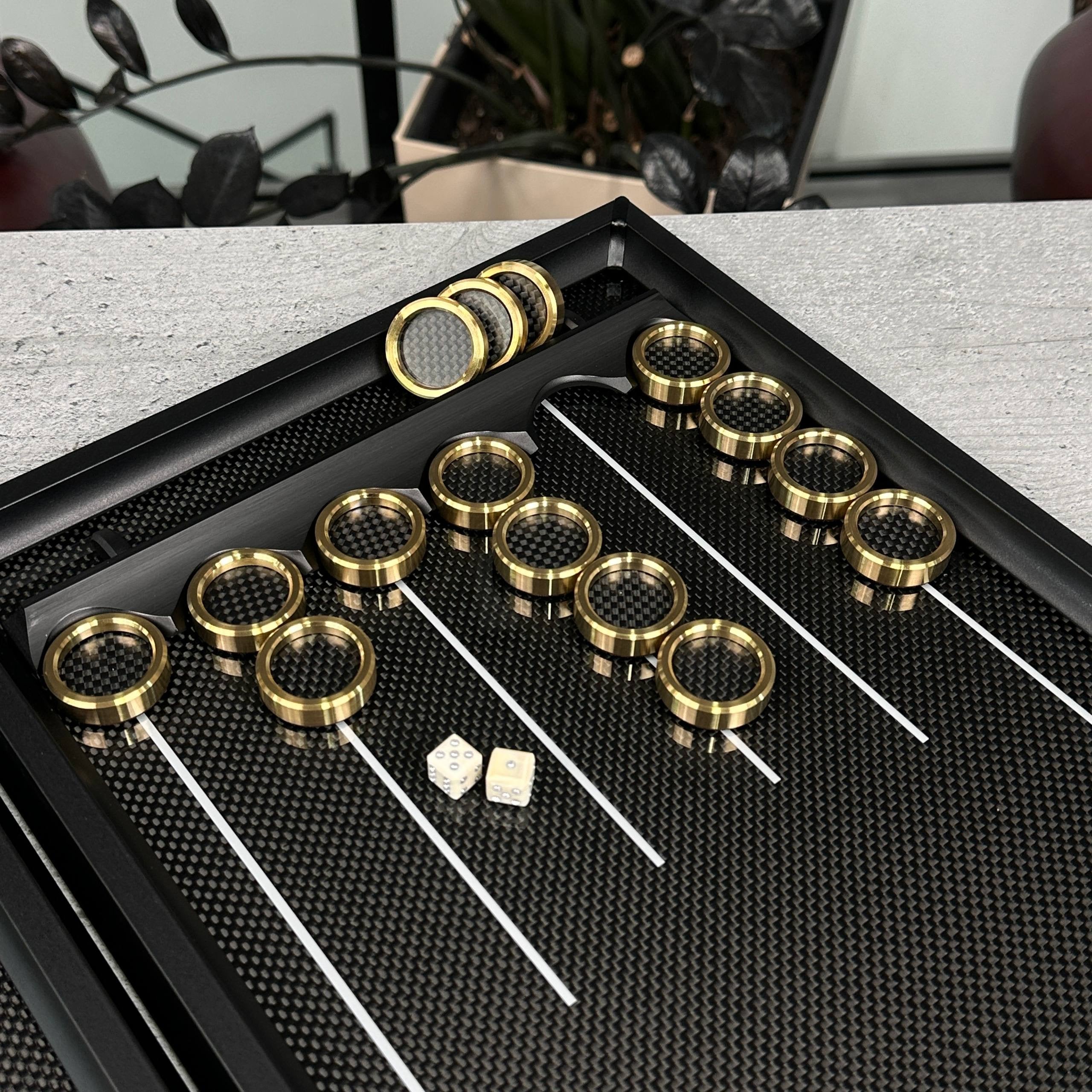 Jeu de backgammon de luxe en carbone avec base en aluminium, 61 x 26,5 cm, prêt à offrir