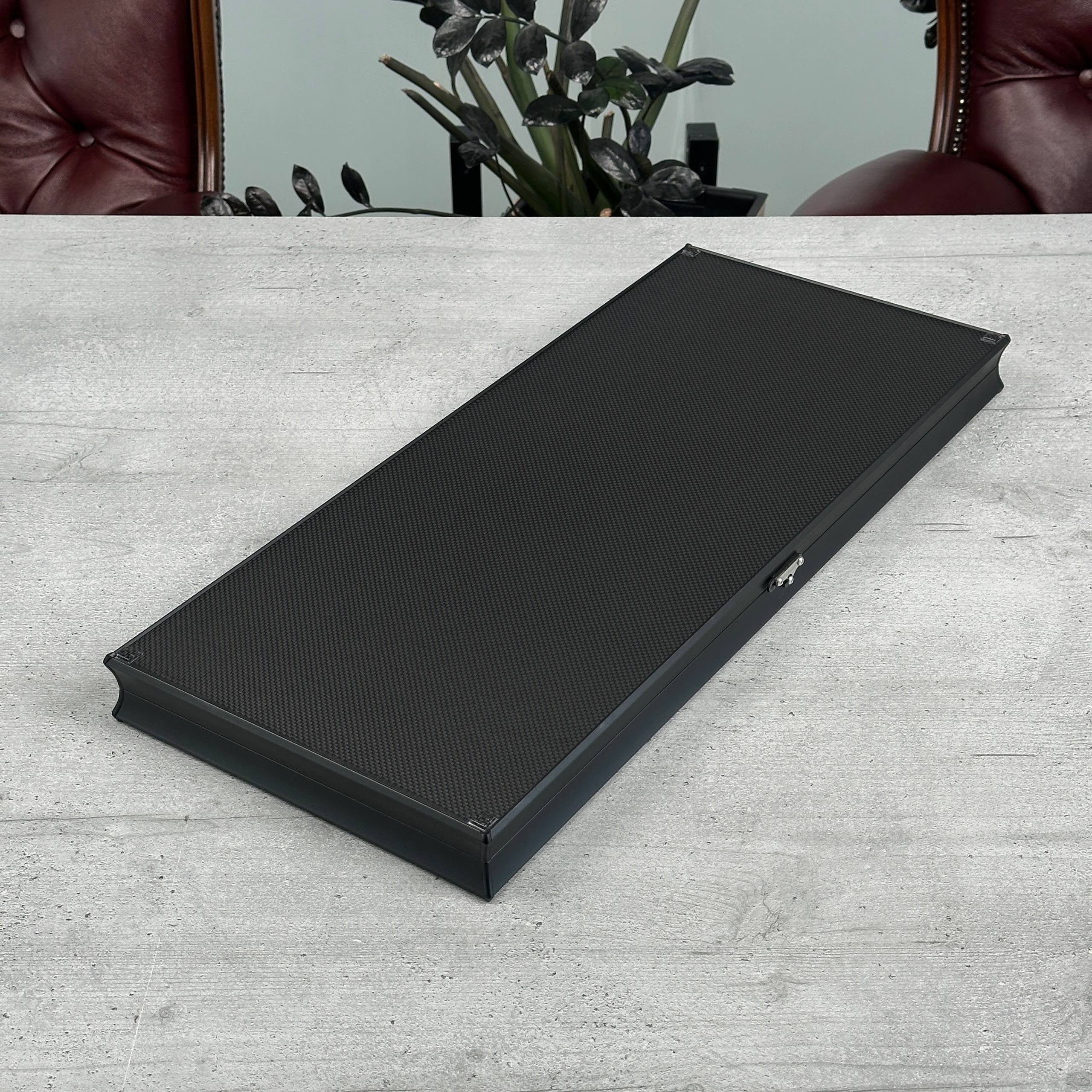 Jeu de backgammon de luxe en carbone avec base en aluminium, 61 x 26,5 cm, prêt à offrir