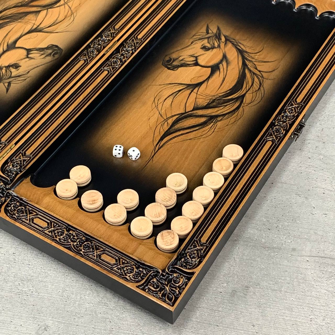 Handgefertigtes Holz-Backgammon „Löwe“ mit Epoxidharz-Chips – Klein, elegant, individuell anpassbar. Geschenkfertig