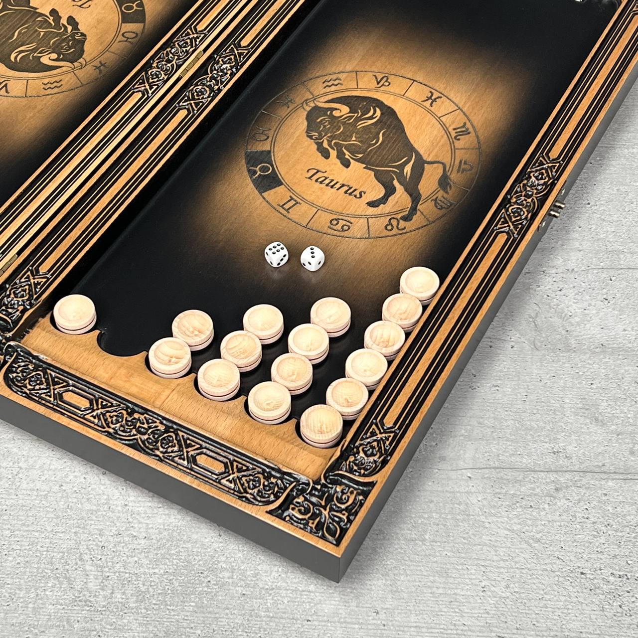 Handgefertigtes Holz-Backgammon „Löwe“ mit Epoxidharz-Chips – Klein, elegant, individuell anpassbar. Geschenkfertig