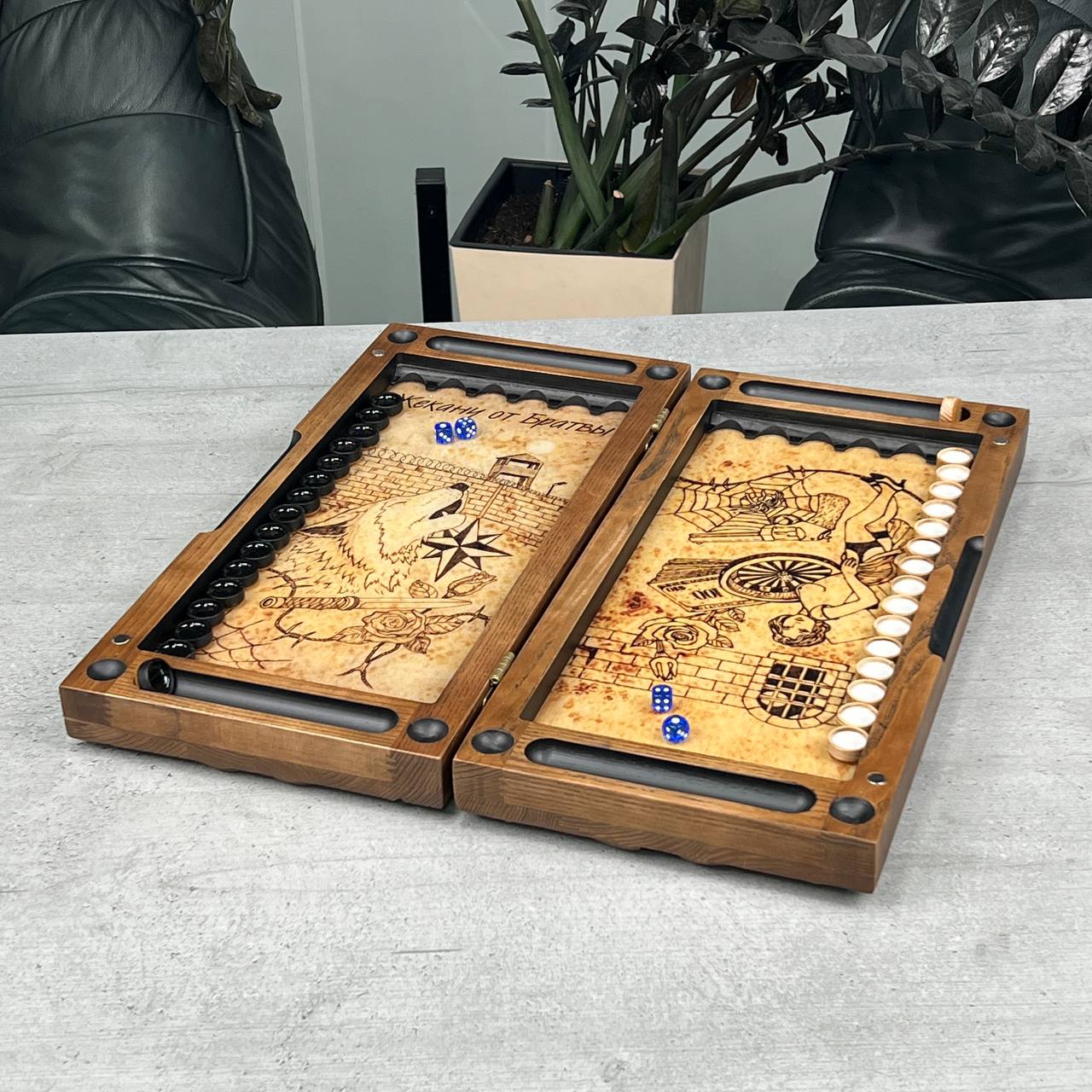 Handgefertigtes Holz-Backgammon „Löwe“ mit Epoxidharz-Chips – Klein, elegant, individuell anpassbar. Geschenkfertig