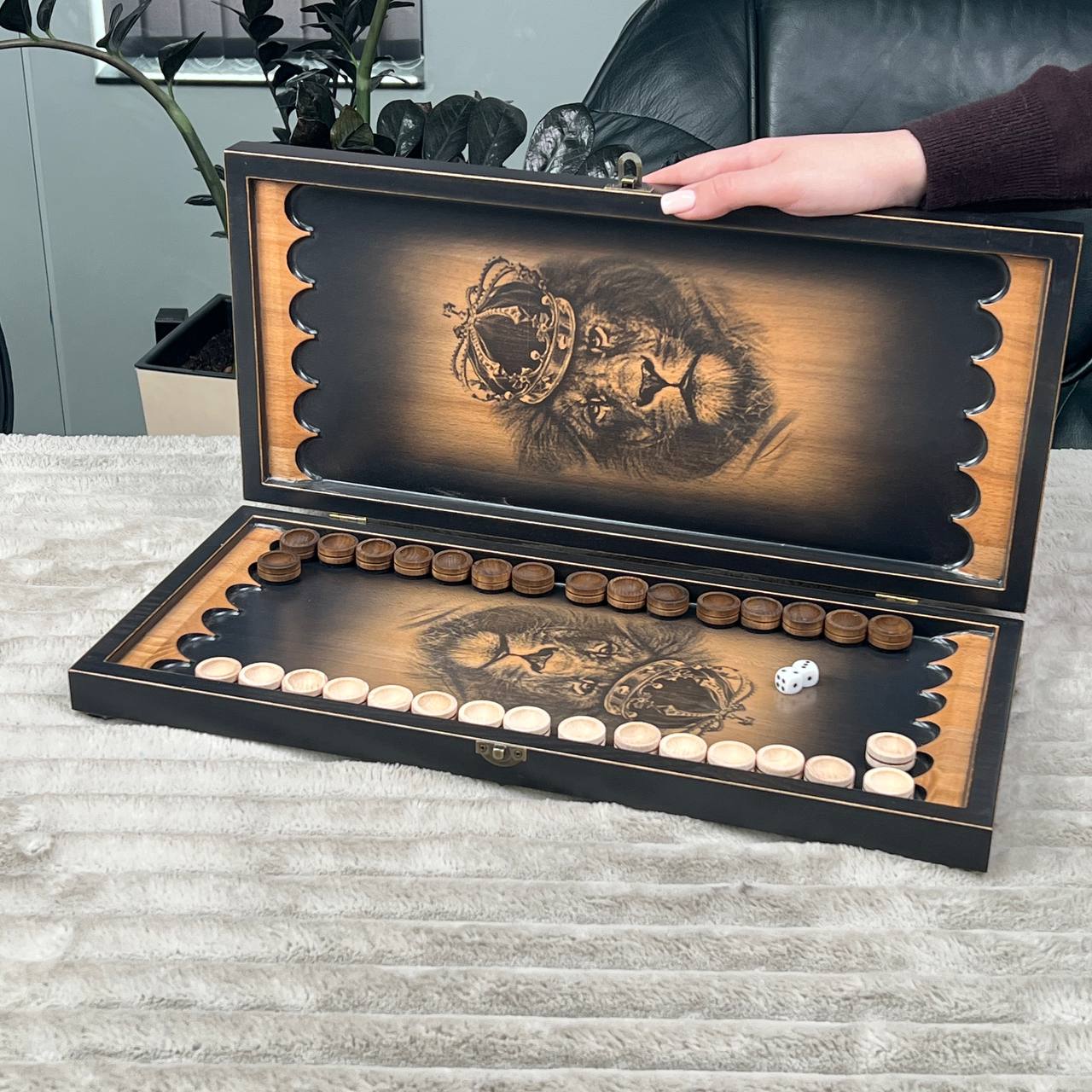 Backgammon en bois « Lion » - 60 x 28 mm, frêne de luxe, motif sculpté, prêt à offrir