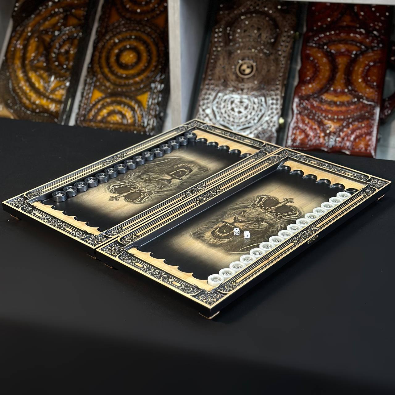 Backgammon en bois « Lion » - 60 x 28 mm, frêne de luxe, motif sculpté, prêt à offrir