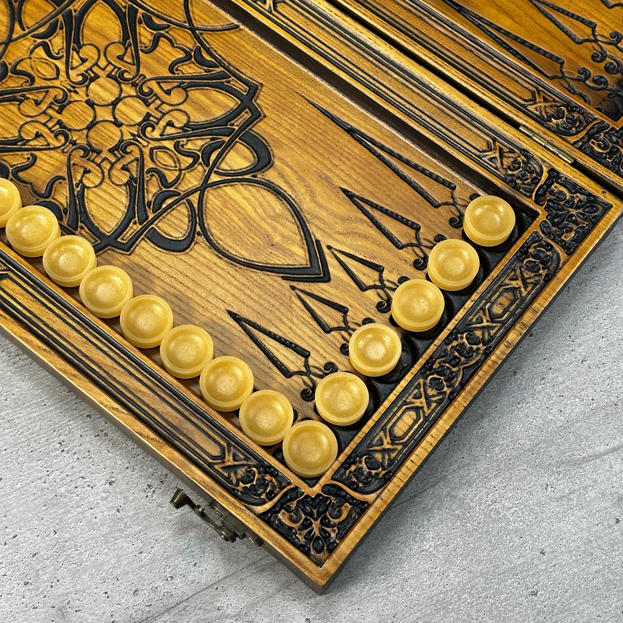 Exklusives Holz-Backgammon "Vigro Zodiac". Individualisierbar und verschenkfertig