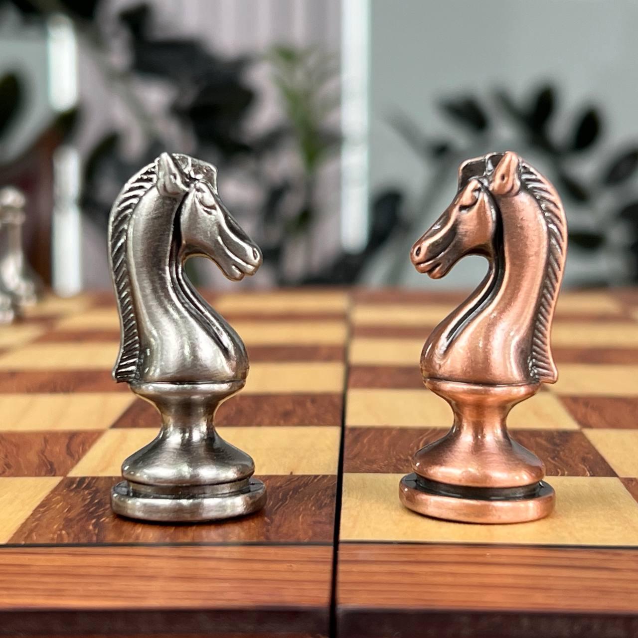 Kompaktes, elegantes Schachspiel aus Holz, sofort als Geschenk geeignet