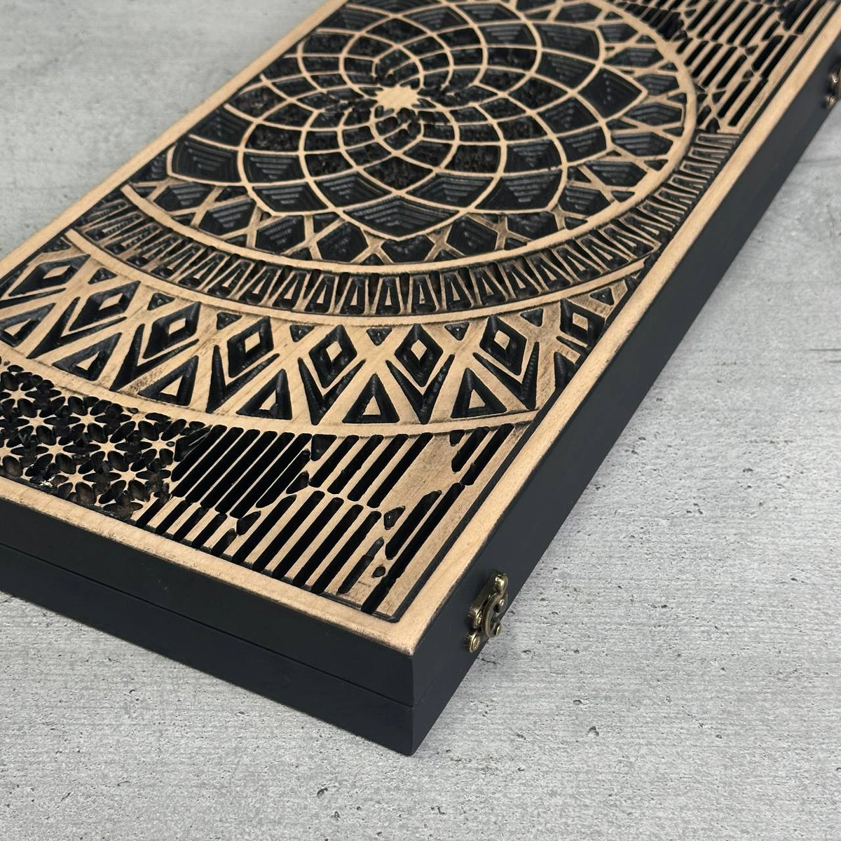 Hölzernes Backgammon-Brettspielset „Dollar“, 46×23×3cm, geschenkfertig und individuell anpassbar.