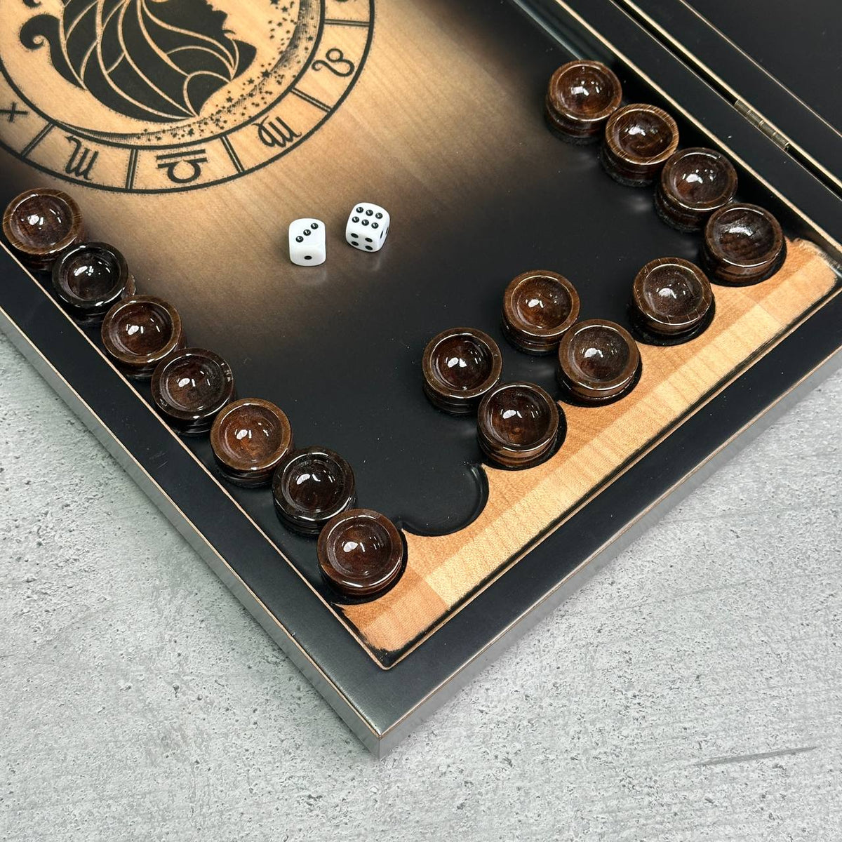 Holz-Backgammon „Wassermann“, 50×23×9cm, individuell gestaltet und geschenkfertig