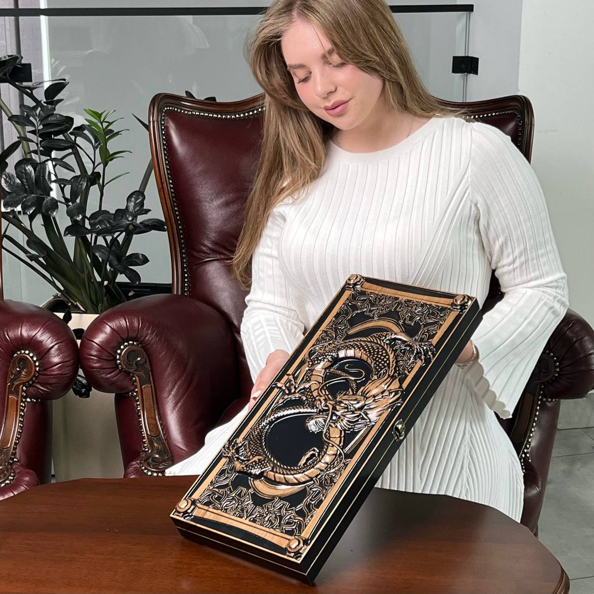 Plateau de backgammon en bois – Un mélange exquis d'art et de fonctionnalité, prêt à offrir