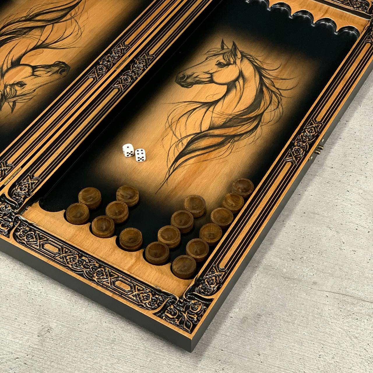 Handgefertigtes Holz-Backgammon „Löwe“ mit Epoxidharz-Chips – Klein, elegant, individuell anpassbar. Geschenkfertig