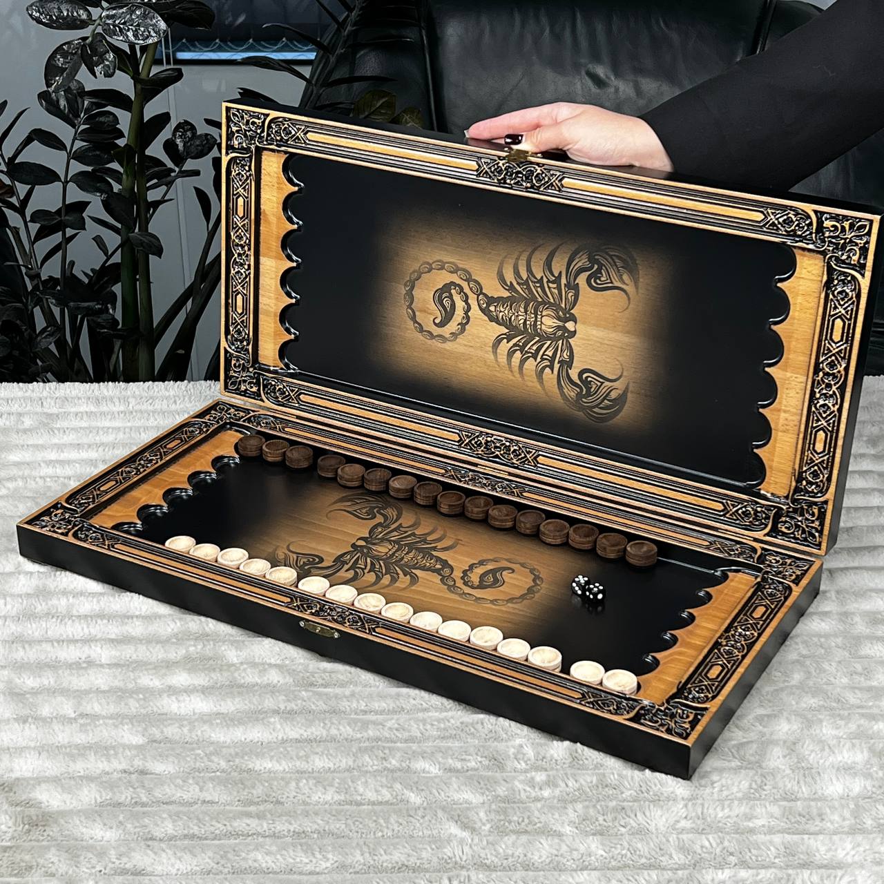 Holz-Backgammon „Skorpion“, 50×23×9 cm. Individuell gestaltet und als Geschenk geeignet.