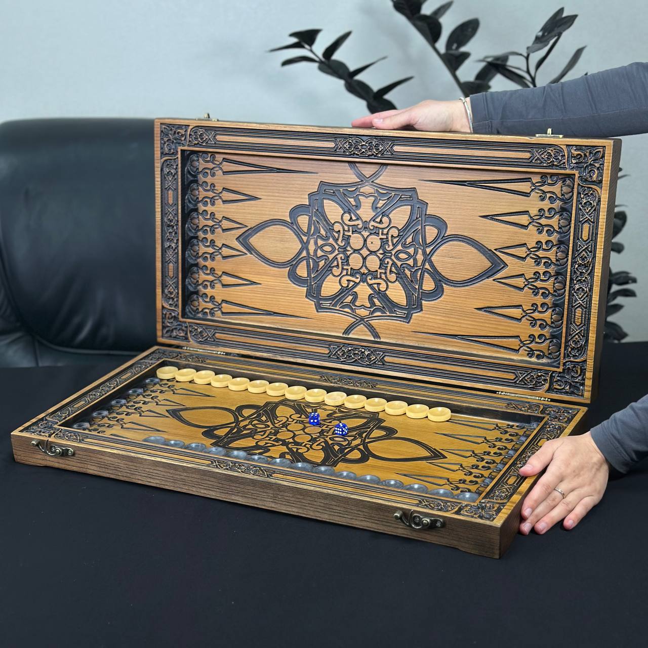 Backgammon en bois exclusif « Dragon ». Personnalisable et prêt à offrir