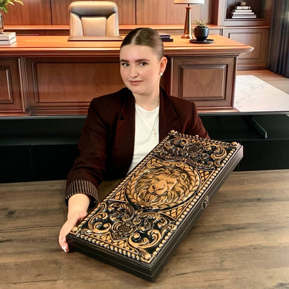 Handgefertigtes Holz-Backgammon „Löwe“ mit Epoxidharz-Chips – Klein, elegant, individuell anpassbar. Geschenkfertig