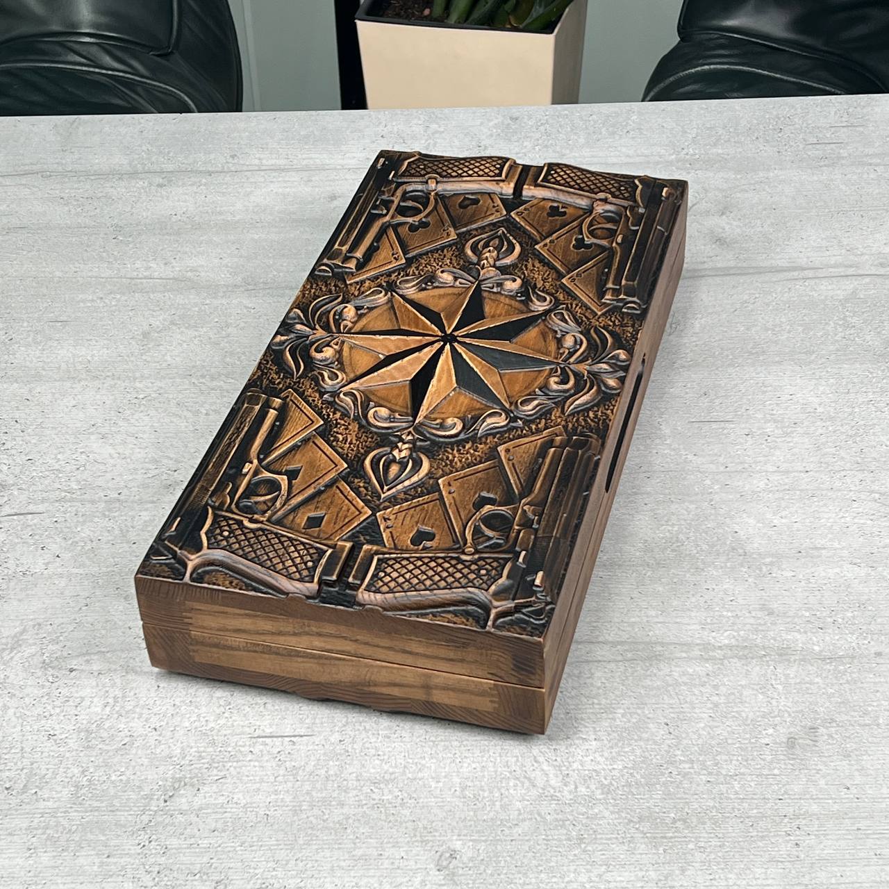 Handgefertigtes Holz-Backgammon „Löwe“ mit Epoxidharz-Chips – Klein, elegant, individuell anpassbar. Geschenkfertig