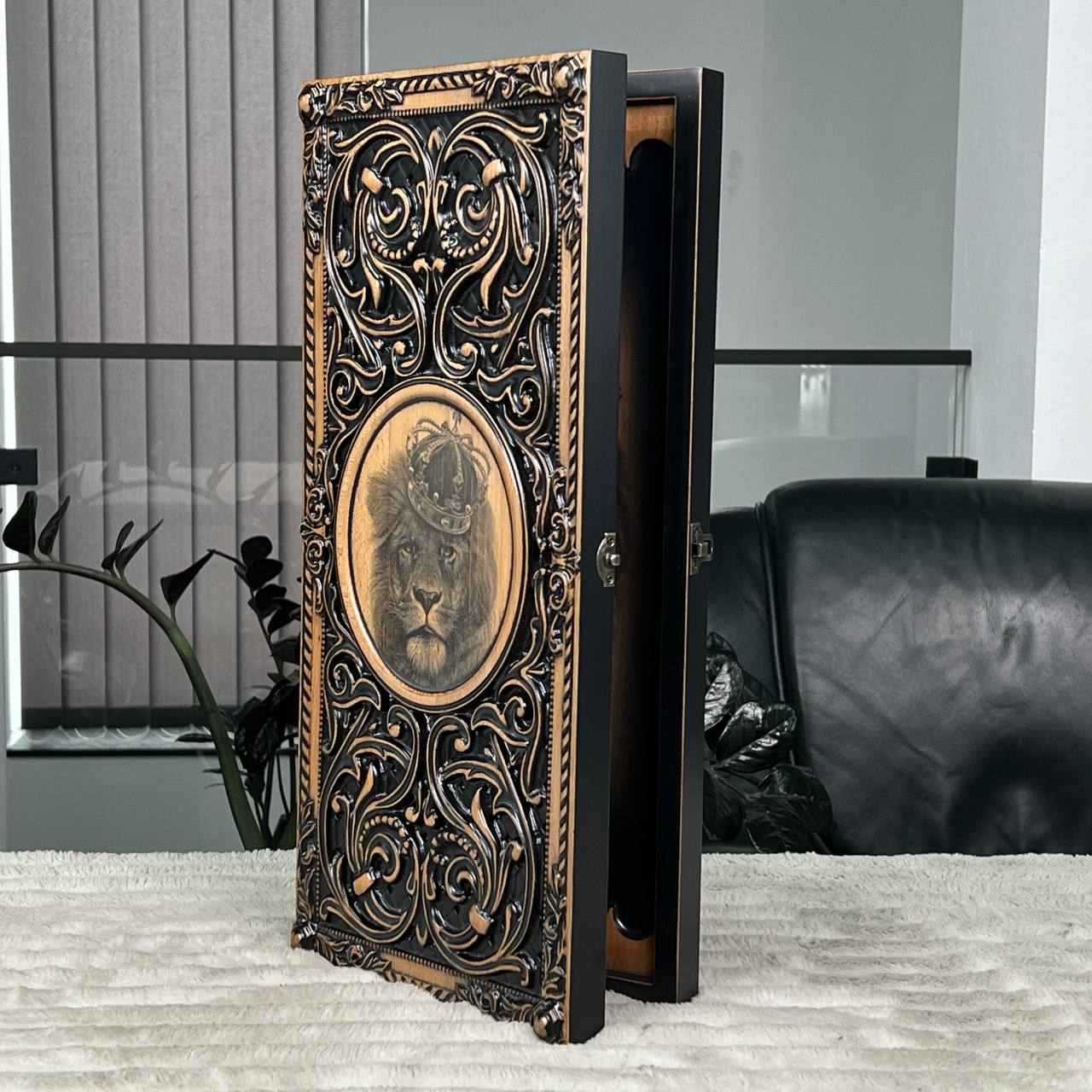Backgammon en bois « Lion » - 60 x 28 mm, frêne de luxe, motif sculpté, prêt à offrir