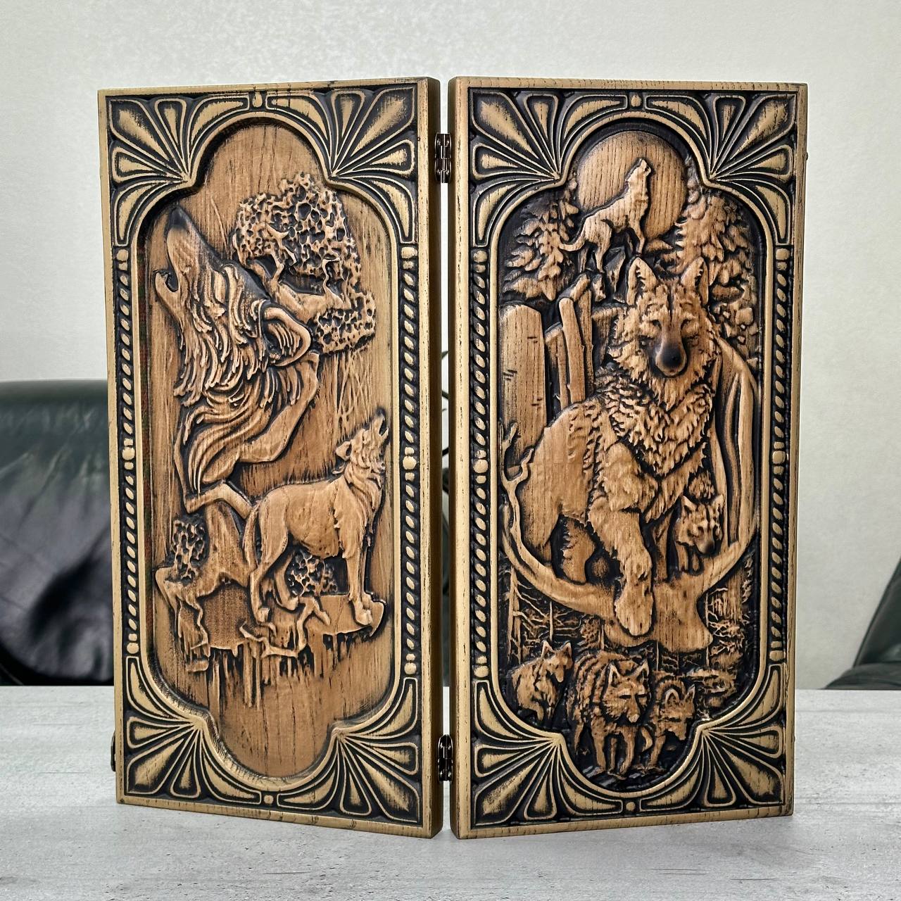 Backgammon-Brettspielset „Wolf“ aus Holz, 46×23×3cm, geschenkfertig und individuell anpassbar.
