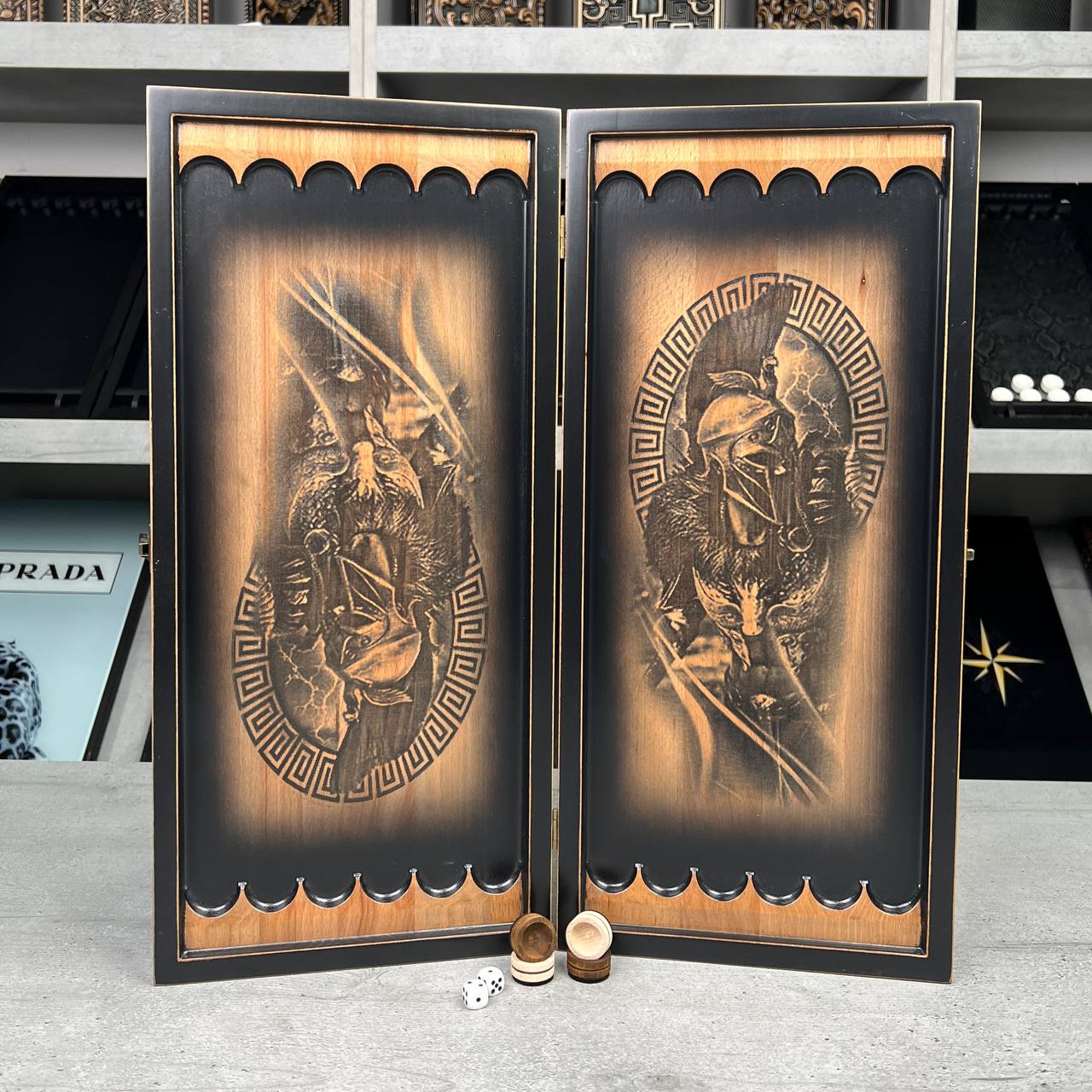 Luxus-Backgammon „Legionär“ aus Holz – Kompaktes 50×23 cm Spielset | Geschenkfertig | Kostenlose Lieferung weltweit
