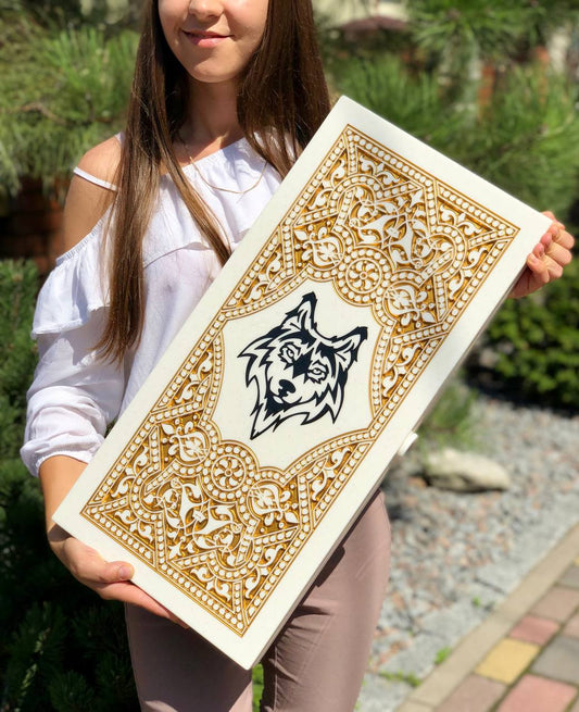 Luxuriöses Backgammon-Set aus weißem Acrylstein – „Wolf“-Design – 58×28 cm | Geschenkfertig | Kostenlose Lieferung weltweit