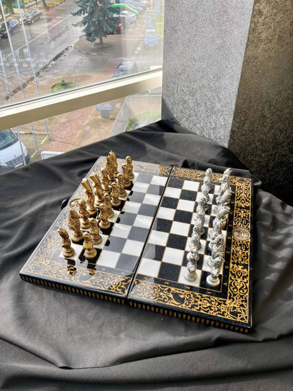 Hochwertiges Schachspiel aus schwarzem Acrylstein mit geschnitzten Rändern – inklusive Figuren | Kostenlose Lieferung weltweit | Geschenkfertig