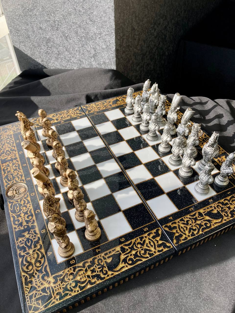 Hochwertiges Schachspiel aus schwarzem Acrylstein mit geschnitzten Rändern – inklusive Figuren | Kostenlose Lieferung weltweit | Geschenkfertig
