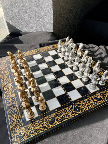 Hochwertiges Schachspiel aus schwarzem Acrylstein mit geschnitzten Rändern – inklusive Figuren | Kostenlose Lieferung weltweit | Geschenkfertig