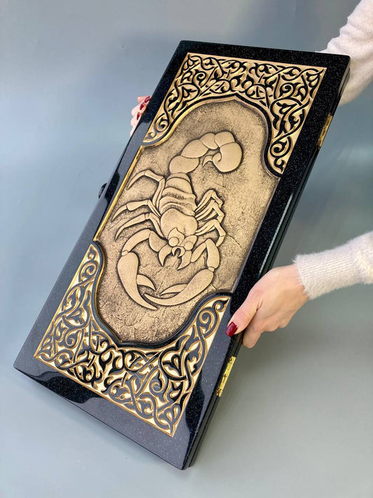 Luxus-Backgammon aus schwarzem Acrylstein "Golden Scorpion" 58×28cm | Geschenkfertig | Kostenloser weltweiter Versand