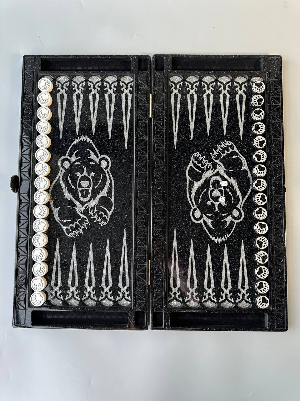 Jeu de backgammon en pierre acrylique noire – Motif « Ours d'argent » (58 × 28 × 5 cm) | Prêt à offrir | Livraison gratuite dans le monde entier 