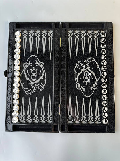 Jeu de backgammon en pierre acrylique noire – Motif « Ours d'argent » (58 × 28 × 5 cm) | Prêt à offrir | Livraison gratuite dans le monde entier 